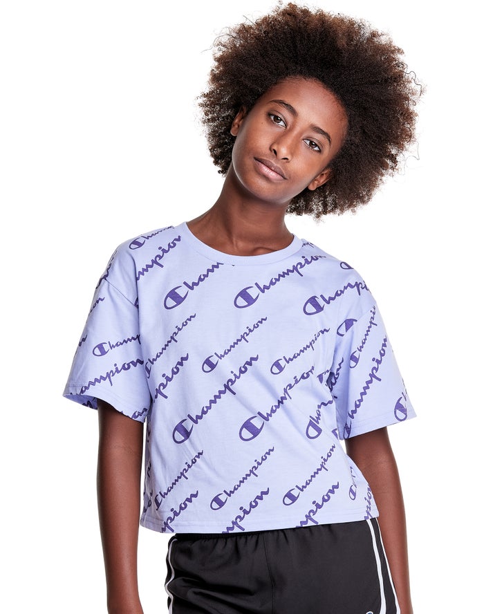 Camiseta Champion Niña - Boxy Allover Logo ( Moradas Claro ) 1360894-KE